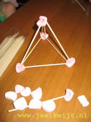 bouwwerk van marshmallows en satestokjes