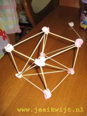 bouwwerk van marshmallows en satestokjes