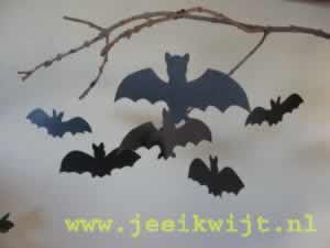 Halloween knutsel mobiel van vleermuizen