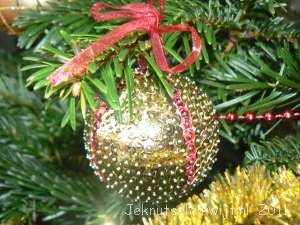 Zelf een kerstbal knutselen met pailletjes