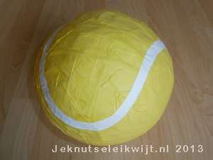 Sportknutsel tennisbal van papier mache