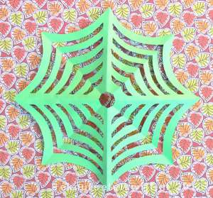 Spinneweb vouwen en knippen