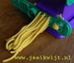 brooddeeg (speeldeeg) voor kinderen