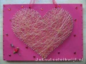 Valentijn hart van spijkers en garen