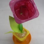 Tulpen knutselen van lege toetjes bakjes