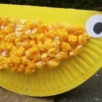 Wiebel paas kuikentje van papieren bordje