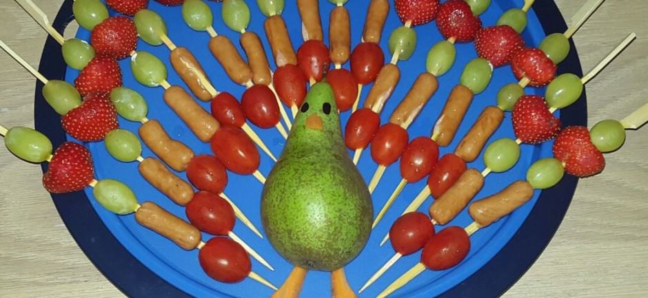 Ongekend Healthy peacock shaped snacks with cheese, fruit and vegetables DC-33