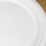 Eten op papieren bordje plakken